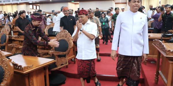 Gubernur Wayan Koster didampingi Ketua DPRD Dewa Made Mahayadnya tiba di ruang Rapat Patipurna Kantor DPRD Provinsi Bali.