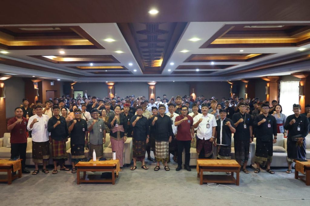 Wali Kota Denpasar I Gusti Ngurah Jaya Negara memimpin rakor pengelolaan sampah berbasis sumber bersama kaling dan kadus di Gedung Sewaka Dharma, Kamis (26/3).