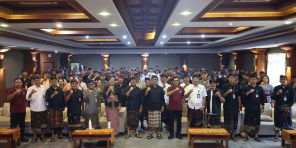 Wali Kota Denpasar I Gusti Ngurah Jaya Negara memimpin rakor pengelolaan sampah berbasis sumber bersama kaling dan kadus di Gedung Sewaka Dharma, Kamis (26/3).