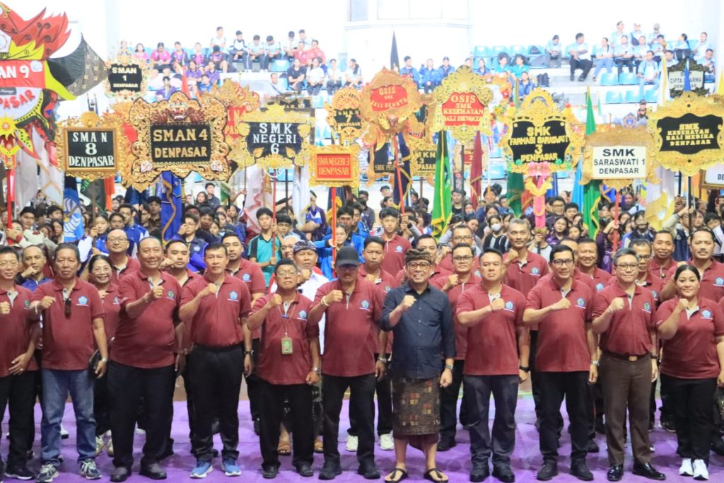 Wakil Walikota Denpasar, I Kadek Agus Arya Wibawa bersama Ketua DPRD Kota Denpasar, I Gusti Ngurah Gede, unsur Forkopimda Kota Denpasar, Sekretaris Daerah Kota Denpasar, I Gusti Ngurah Eddy Mulya, serta para guru dan pelajar dari berbagai sekolah dalam kesempatan pembukaan Porsenijar Denpasar Tahun 2026, Kamis (26/3) di GOR Lila Bhuana, Denpasar.