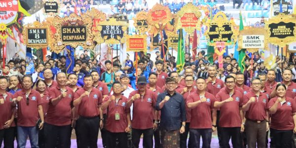 Wakil Walikota Denpasar, I Kadek Agus Arya Wibawa bersama Ketua DPRD Kota Denpasar, I Gusti Ngurah Gede, unsur Forkopimda Kota Denpasar, Sekretaris Daerah Kota Denpasar, I Gusti Ngurah Eddy Mulya, serta para guru dan pelajar dari berbagai sekolah dalam kesempatan pembukaan Porsenijar Denpasar Tahun 2026, Kamis (26/3) di GOR Lila Bhuana, Denpasar.