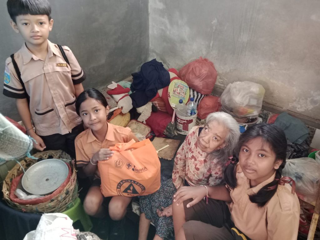 Pramuka Kwarda Badung saat memberikan paket bantuan kepada lansia.
