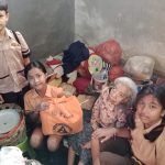 Pramuka Kwarda Badung saat memberikan paket bantuan kepada lansia.
