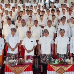 Gubernur Bali Wayan Koster bersama pejabat Pemprov Bali di Gedung Ksirarnawa Taman Budaya, Kamis (26/3).