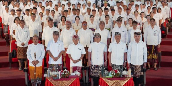 Gubernur Bali Wayan Koster bersama pejabat Pemprov Bali di Gedung Ksirarnawa Taman Budaya, Kamis (26/3).