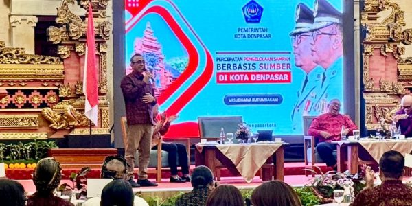 Wali Kota Denpasar I Gusti Ngurah Jaya Negara saat memaparkan percepatan pengelolaan sampah berbasis sumber dalam Gathering Pariwisata “Rejuvenate Sanur” di Hotel Prama Sanur, Sabtu (28/3).