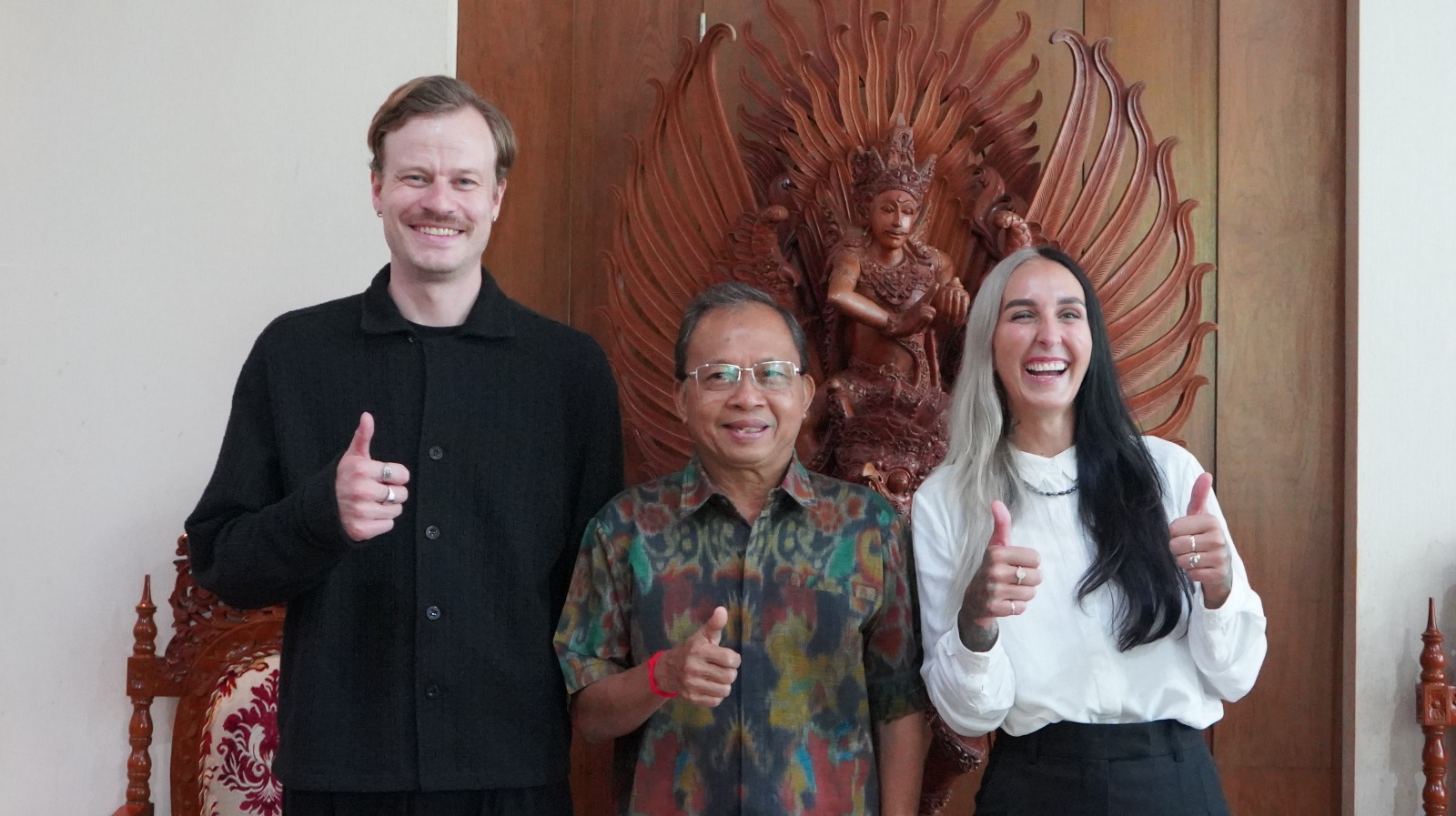 Gubernur Wayan Koster bersama WNA asal Norwegia.