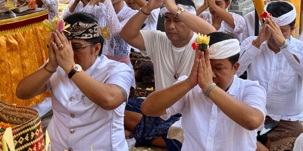 Wagub I Nyoman Giri Prasta melaksanakan Persembahyangan saat saat menghadiri Undangan Mlaspas Sanggah Gede Kubon Tubuh KutaWaringin, Bangli, Minggu (29/3).