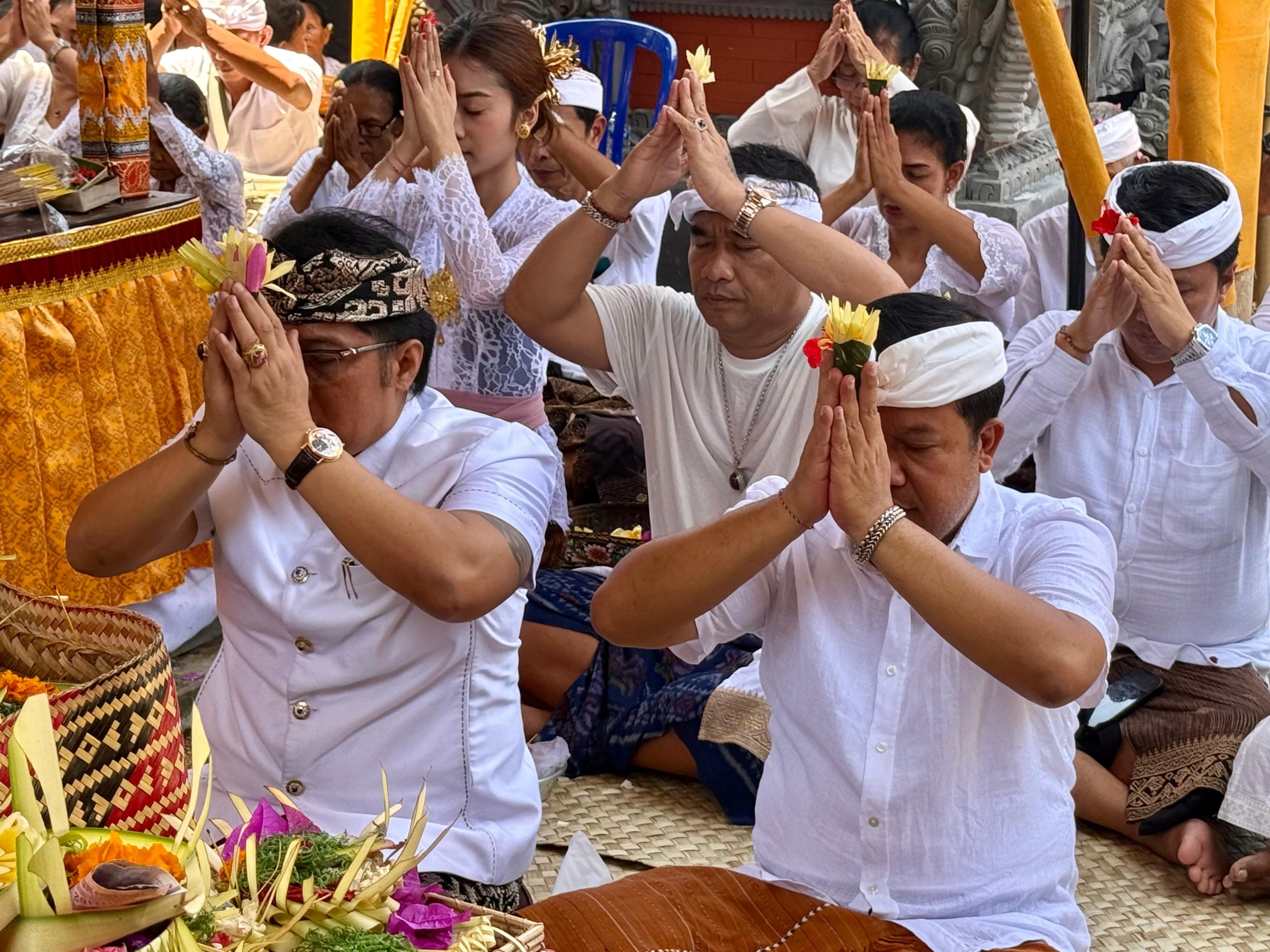 Wagub I Nyoman Giri Prasta melaksanakan Persembahyangan saat saat menghadiri Undangan Mlaspas Sanggah Gede Kubon Tubuh KutaWaringin, Bangli, Minggu (29/3).