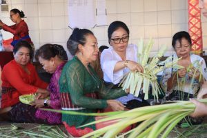 Pelaksanaan pelatihan pembuatan banten yang dibuka langsung oleh Ketua WHDI Kota Denpasar, Ny. Sagung Antari Jaya Negara, pada Senin (30/3) di Banjar Buaji, Kelurahan Sumerta, Kecamatan Denpasar Timur.