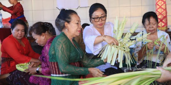 Pelaksanaan pelatihan pembuatan banten yang dibuka langsung oleh Ketua WHDI Kota Denpasar, Ny. Sagung Antari Jaya Negara, pada Senin (30/3) di Banjar Buaji, Kelurahan Sumerta, Kecamatan Denpasar Timur.