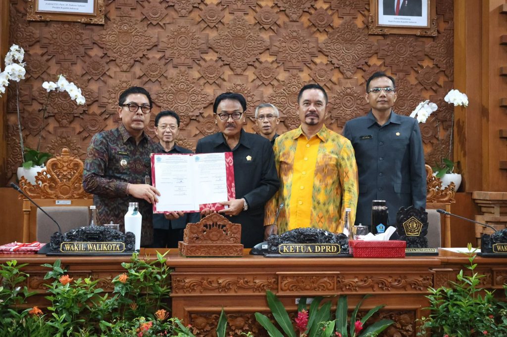 Wakil Wali Kota Denpasar, I Kadek Agus Arya Wibawa, saat mengikutiPenutupan Sidang Paripurna ke-4 Masa Persidangan I dengan agenda penyampaian Surat Keputusan DPRD Kota Denpasar tentang Rekomendasi terhadap Laporan Keterangan Pertanggungjawaban (LKPJ) Wali Kota Denpasar Tahun Anggaran 2025, di Gedung DPRD Kota Denpasar, Selasa (31/3).