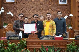 Wakil Wali Kota Denpasar, I Kadek Agus Arya Wibawa, saat mengikutiPenutupan Sidang Paripurna ke-4 Masa Persidangan I dengan agenda penyampaian Surat Keputusan DPRD Kota Denpasar tentang Rekomendasi terhadap Laporan Keterangan Pertanggungjawaban (LKPJ) Wali Kota Denpasar Tahun Anggaran 2025, di Gedung DPRD Kota Denpasar, Selasa (31/3).