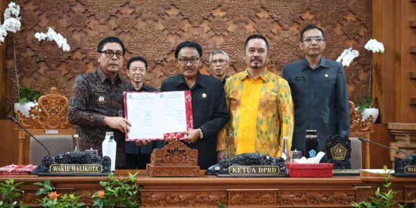 Wakil Wali Kota Denpasar, I Kadek Agus Arya Wibawa, saat mengikutiPenutupan Sidang Paripurna ke-4 Masa Persidangan I dengan agenda penyampaian Surat Keputusan DPRD Kota Denpasar tentang Rekomendasi terhadap Laporan Keterangan Pertanggungjawaban (LKPJ) Wali Kota Denpasar Tahun Anggaran 2025, di Gedung DPRD Kota Denpasar, Selasa (31/3).