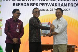 Wali Kota Denpasar, I Gusti Ngurah Jaya Negara menyerahkan secara resmi Laporan Keuangan Pemerintah Kota Denpasar Unaudited Tahun Anggaran 2025 yang diterima diterima Kepala BPK RI Perwakilan Bali, I Gusti Ngurah Satria Perwira di Kantor BPK RI Perwakilan Bali, Selasa (31/3).