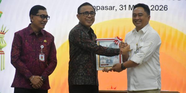 Wali Kota Denpasar, I Gusti Ngurah Jaya Negara menyerahkan secara resmi Laporan Keuangan Pemerintah Kota Denpasar Unaudited Tahun Anggaran 2025 yang diterima diterima Kepala BPK RI Perwakilan Bali, I Gusti Ngurah Satria Perwira di Kantor BPK RI Perwakilan Bali, Selasa (31/3).