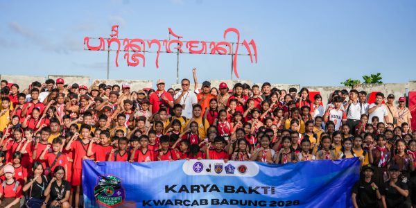Karya Bakti Aksi Bersih Pantai Jerman, Gerakan Pramuka Kwartir Cabang (Kwarcab) Badung bersama DLHK Kabupaten Badung, Selasa (31/3).