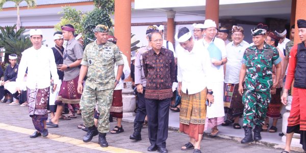 Gubernur Bali Wayan Koster saat memantau situasi Kawasan Suci Besakih jelang Pelaksanaan IBTK.