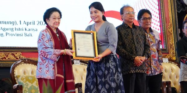 Gubernur Bali Wayan Koster mendampingi Presiden ke-5 RI Megawati Soekarnoputri pada penyerahan Hak Kekayaan Intelektual (HKI) Provinsi Bali Tahun 2026.
