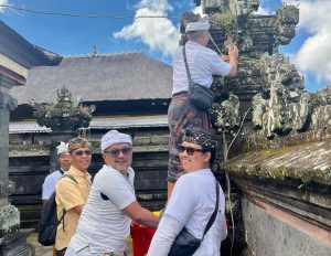 Suka Duka PLN sedang Ngayah Merapikan Kabel di Pura Besakih.