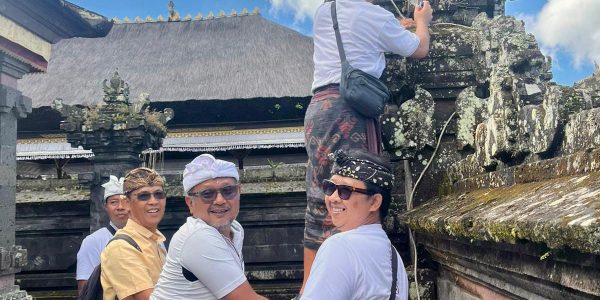 Suka Duka PLN sedang Ngayah Merapikan Kabel di Pura Besakih.