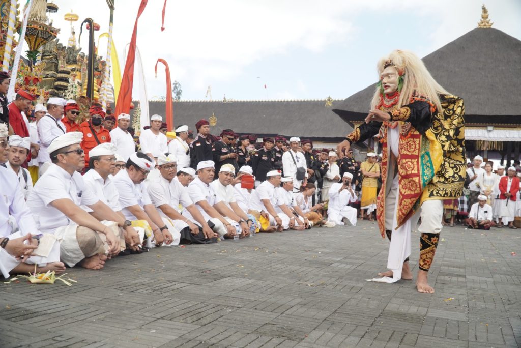 Sivitas Akademika UNHI Denpasar saat mempersembahkan tari wali dalam kegiatan ngayah pada Puncak Ida Bhatara Turun Kabeh di Pura Agung Besakih, Karangasem, Kamis (2/4/2026).
