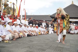 Sivitas Akademika UNHI Denpasar saat mempersembahkan tari wali dalam kegiatan ngayah pada Puncak Ida Bhatara Turun Kabeh di Pura Agung Besakih, Karangasem, Kamis (2/4/2026).