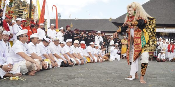 Sivitas Akademika UNHI Denpasar saat mempersembahkan tari wali dalam kegiatan ngayah pada Puncak Ida Bhatara Turun Kabeh di Pura Agung Besakih, Karangasem, Kamis (2/4/2026).