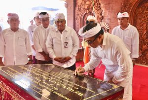 Walikota Denpasar Jaya Negara saat dalam kesempatan melakukan penandatanganan prasasti serangkaian peresmian dan Melaspas Banjar Sawah, Desa Adat Pedungan, Kamis (2/4).