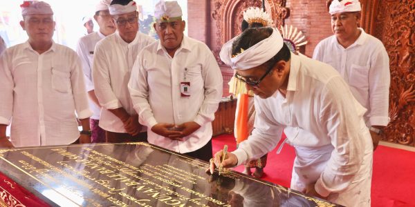 Walikota Denpasar Jaya Negara saat dalam kesempatan melakukan penandatanganan prasasti serangkaian peresmian dan Melaspas Banjar Sawah, Desa Adat Pedungan, Kamis (2/4).