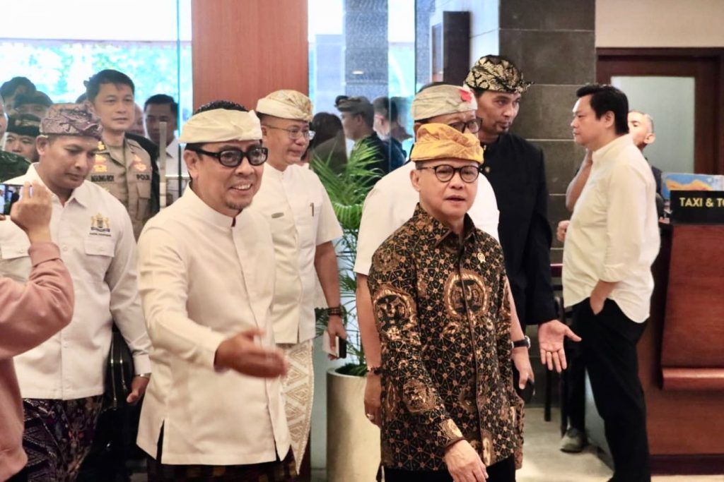 Wakil Wali Kota Denpasar, I Kadek Agus Arya Wibawa dalam kesempatan mendampingi Menteri P2MI H. Mukhtarudin, pada Kamis (2/4) di Hotel Prama Sanur Beach