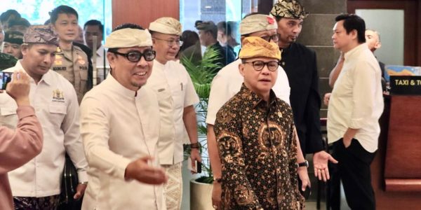Wakil Wali Kota Denpasar, I Kadek Agus Arya Wibawa dalam kesempatan mendampingi Menteri P2MI H. Mukhtarudin, pada Kamis (2/4) di Hotel Prama Sanur Beach
