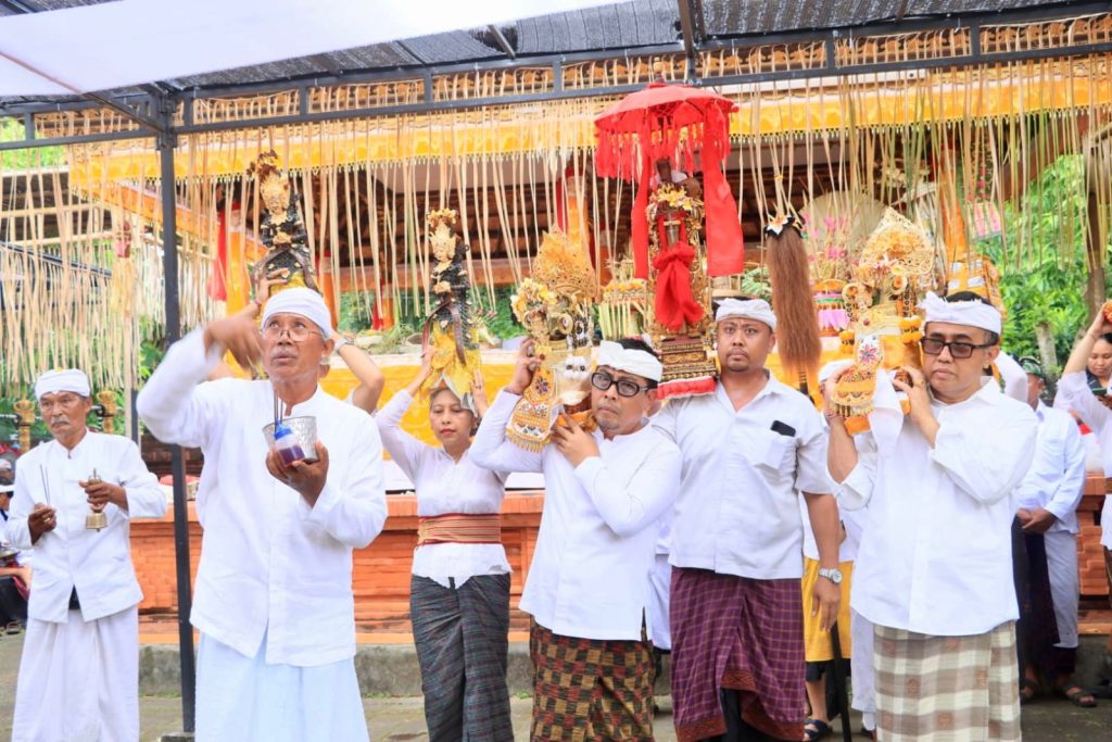 Wali Kota Denpasar I Gusti Ngurah Jaya Negara, Wakil Wali Kota Denpasar I Kadek Agus Arya Wibawa, Ketua Komisi II DPRD Denpasar I Wayan Sutama, jajaran Forkopimda, serta pimpinan OPD di lingkungan Pemkot Denpasar dalam kesempatan pelaksanaan Bhakti Penyineban Pujawali di Pura Agung Lokanatha, Lumintang, Denpasar, Jumat (3/4).