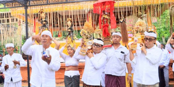 Wali Kota Denpasar I Gusti Ngurah Jaya Negara, Wakil Wali Kota Denpasar I Kadek Agus Arya Wibawa, Ketua Komisi II DPRD Denpasar I Wayan Sutama, jajaran Forkopimda, serta pimpinan OPD di lingkungan Pemkot Denpasar dalam kesempatan pelaksanaan Bhakti Penyineban Pujawali di Pura Agung Lokanatha, Lumintang, Denpasar, Jumat (3/4).