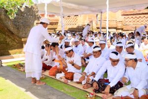 Wali Kota Denpasar I Gusti Ngurah Jaya Negara, Ketua DPRD Kota Denpasar I Gusti Ngurah Gede, Sekda Kota Denpasar I Gusti Ngurah Eddy Mulya, Dandim 1611/Badung Kolonel Inf. I Putu Tangkas W., S.I.P., serta jajaran Forkopimda Kota Denpasar, dalam pelaksanaan persembahyangan bersama Hari Suci Saraswati, Sabtu (4/4) di Pura Agung Jagatnatha