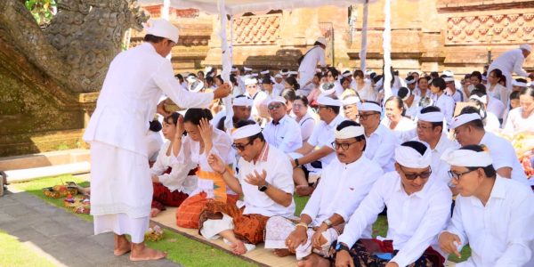 Wali Kota Denpasar I Gusti Ngurah Jaya Negara, Ketua DPRD Kota Denpasar I Gusti Ngurah Gede, Sekda Kota Denpasar I Gusti Ngurah Eddy Mulya, Dandim 1611/Badung Kolonel Inf. I Putu Tangkas W., S.I.P., serta jajaran Forkopimda Kota Denpasar, dalam pelaksanaan persembahyangan bersama Hari Suci Saraswati, Sabtu (4/4) di Pura Agung Jagatnatha