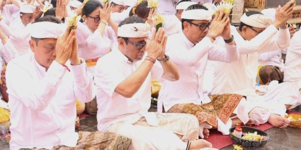 Wali Kota Denpasar, I Gusti Ngurah Jaya Negara bersama Wakil Walikota Denpasar, I Kadek Agus Arya Wibawa, Ketua DPRD Kota Denpasar, I Gusti Ngurah Gede serta jajaran Pemkot Denpasar saat ngaturang Bhakti Penganyar serangkaian Karya Tawur Tabuh Gentuh dan Ida Bhatara Turun Kabeh di Pura Agung Besakih, bertepatan dengan Soma Pon Wuku Sinta, Senin (6/4).
