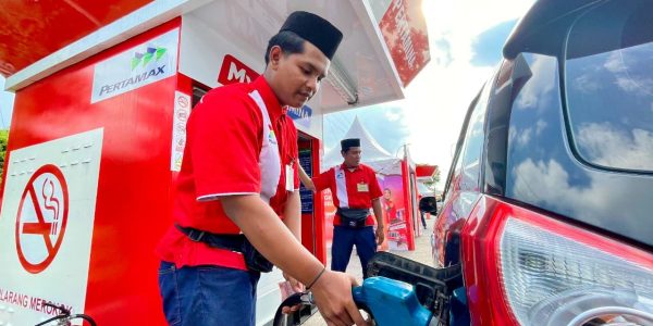 Petugas SPBU saat mengisi BBM kendaraan.