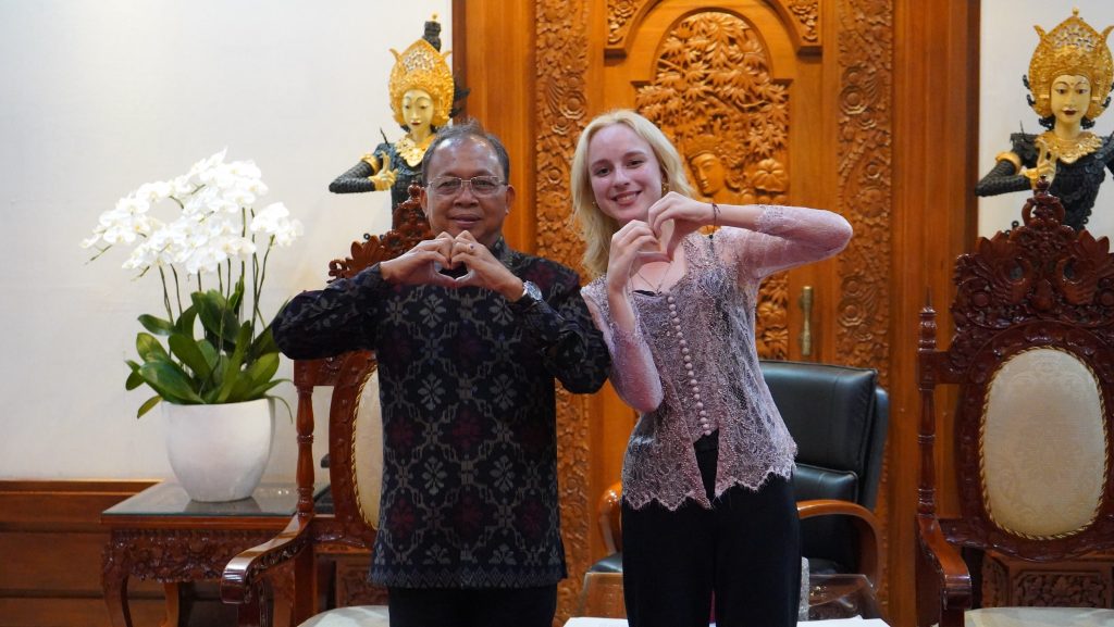 Gubernur Bali Wayan Koster (kiri) dan Rossiya Segodnya (kanan).