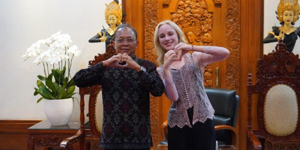 Gubernur Bali Wayan Koster (kiri) dan Rossiya Segodnya (kanan).