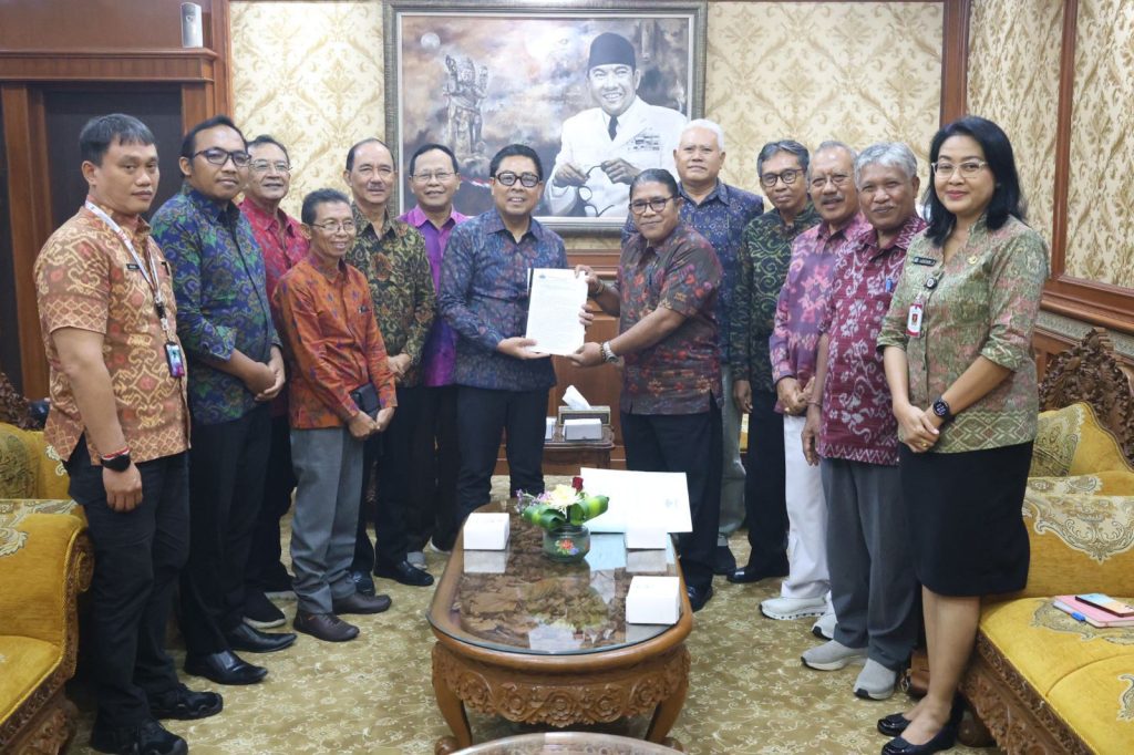 Wakil Wali Kota Denpasar, I Kadek Agus Arya Wibawa saat menerima audiensi Forum Semeton Karangasem (Sekar) Bali di Kantor Walikota Denpasar, Selasa (7/4).