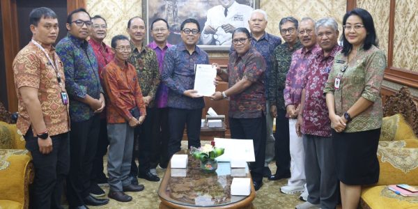 Wakil Wali Kota Denpasar, I Kadek Agus Arya Wibawa saat menerima audiensi Forum Semeton Karangasem (Sekar) Bali di Kantor Walikota Denpasar, Selasa (7/4).