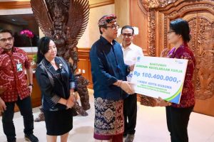 Wali Kota Denpasar, I Gusti Ngurah Jaya Negara, menyalurkan secara simbolis santunan Jaminan Kecelakaan Kerja (JKK) kepada dua orang ahli waris korban, masing-masing kepada korban kecelakaan kerja, dan juga Jaminan Kematian, di Loby kantor Walikota Denpasar, Selasa (7/4).