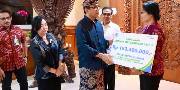 Wali Kota Denpasar, I Gusti Ngurah Jaya Negara, menyalurkan secara simbolis santunan Jaminan Kecelakaan Kerja (JKK) kepada dua orang ahli waris korban, masing-masing kepada korban kecelakaan kerja, dan juga Jaminan Kematian, di Loby kantor Walikota Denpasar, Selasa (7/4).