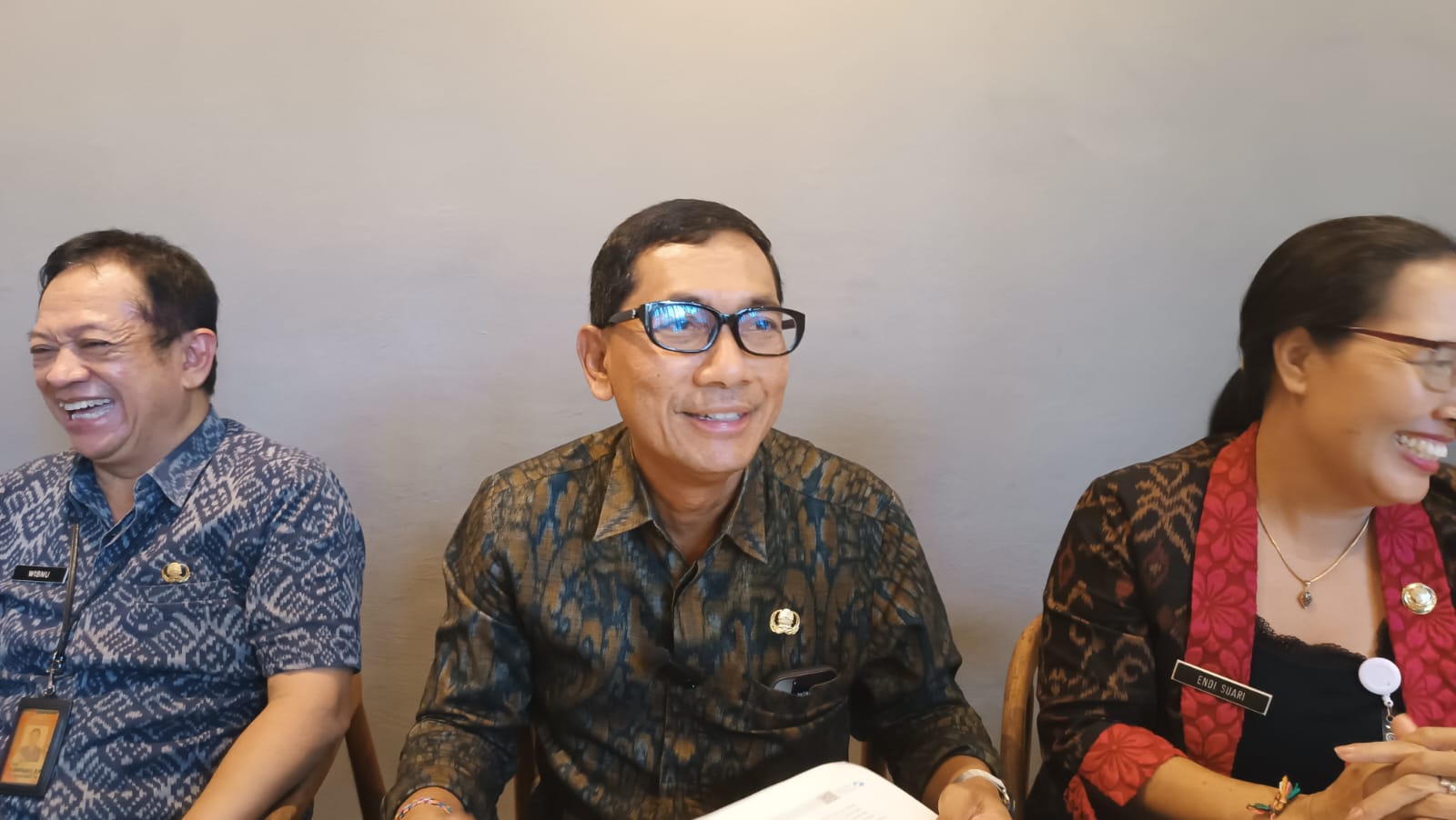 Sekda Kota Denpasar, I Gusti Ngurah Eddy Mulya, menyampaikan kebijakan WFH ASN setiap Jumat mulai 10 April 2026 di Kantor Wali Kota Denpasar, Selasa (7/4), dengan memastikan layanan publik tetap berjalan normal.