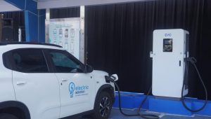 Kendaraan listrik yang sedang charging di SPKLU Hayam Wuruk.