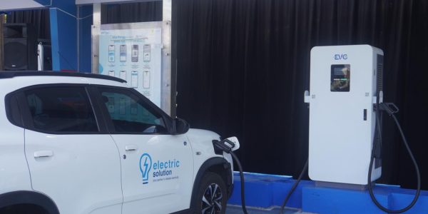 Kendaraan listrik yang sedang charging di SPKLU Hayam Wuruk.