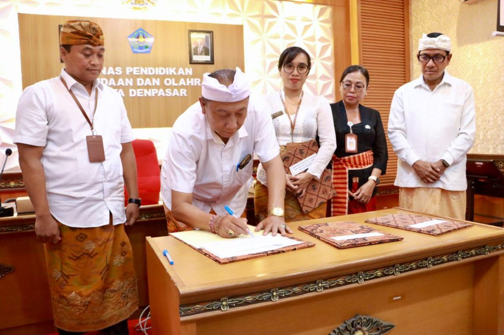 Sekretaris Daerah (Sekda) Kota Denpasar, I Gusti Ngurah Eddy Mulya saat secara resmi menyerahkan surat keputusan (SK) pengangkatan 41 kepala sekolah untuk jenjang TK, SD dan SMP di Kota Denpasar. Acara ini berlangsung, Kamis (9/4), di Aula Kantor Disdikpora Kota Denpasar.