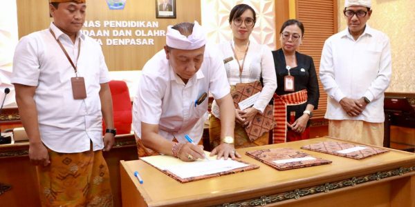 Sekretaris Daerah (Sekda) Kota Denpasar, I Gusti Ngurah Eddy Mulya saat secara resmi menyerahkan surat keputusan (SK) pengangkatan 41 kepala sekolah untuk jenjang TK, SD dan SMP di Kota Denpasar. Acara ini berlangsung, Kamis (9/4), di Aula Kantor Disdikpora Kota Denpasar.