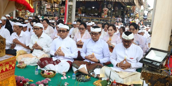 Wali Kota Denpasar, I Gusti Ngurah Jaya Negara kasarengin Wakil Wali Kota Denpasar, I Kadek Agus Arya Wibawa rikala ngaturang Bhakti Penganyar Karya Pujawali Ngusaba Kedasa ring Pura Ulun Danu Batur, Wraspati Umanis Wuku Sinta, (9/4).
